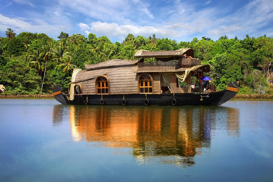 Kerala Hill Backwater & Beach Tour Package